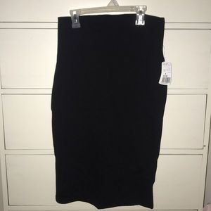 NEVER WORN black knee-length skirt